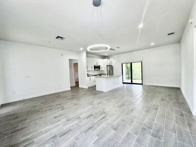 Building Photo - 774 W 9th St