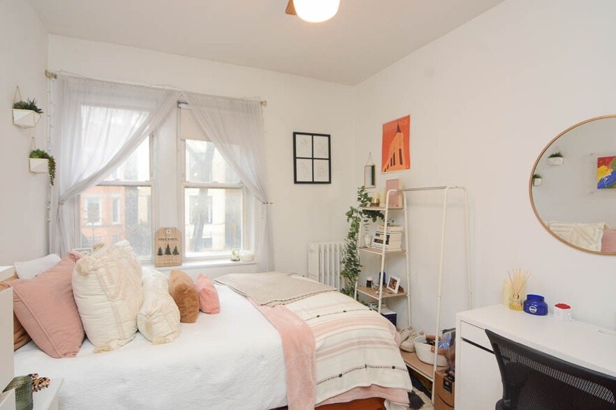 Building Photo - 1929 W Crystal St