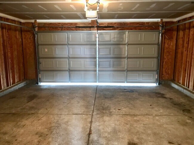 Building Photo - 4 Bedroom 2.5 Bathroom Two Story Brick Front Home in Pike Township!