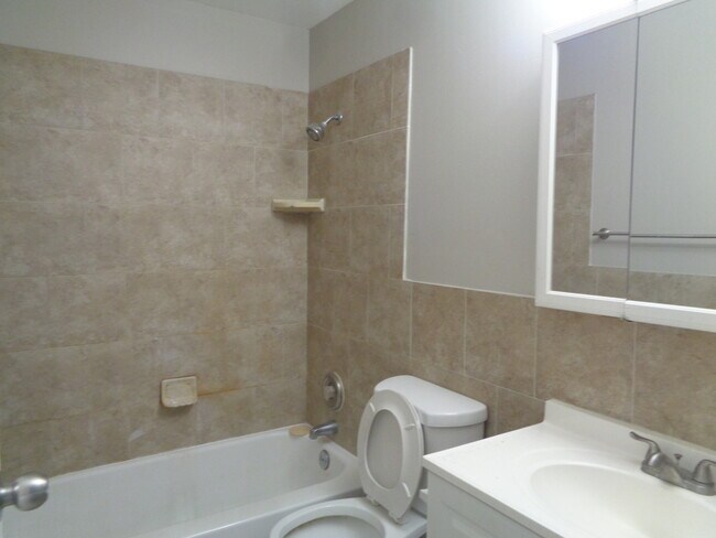 Building Photo - 16W585 Mockingbird Ln