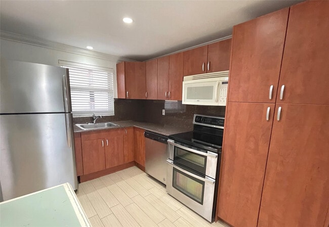 Building Photo - 9411 Evergreen Pl