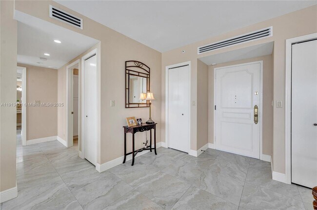 Building Photo - 5055 Collins Ave