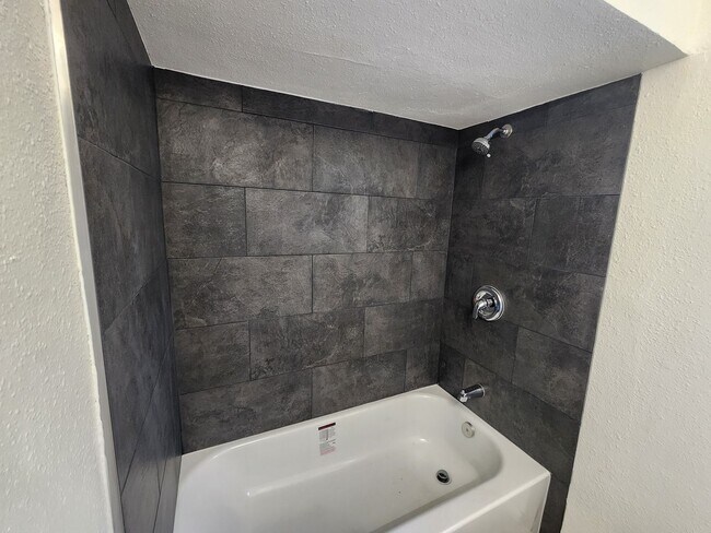 Building Photo - LARGE 1 BEDROOM WITH PRIVATE PATIO