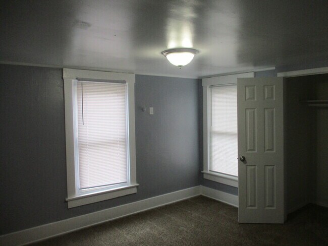 Building Photo - COMING SOON!  Updated 4 Bed 1.5 Bath Middl...