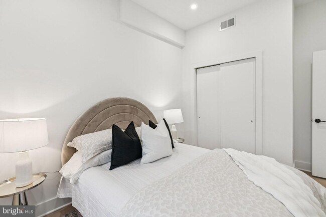 Building Photo - 30 W Allens Ln