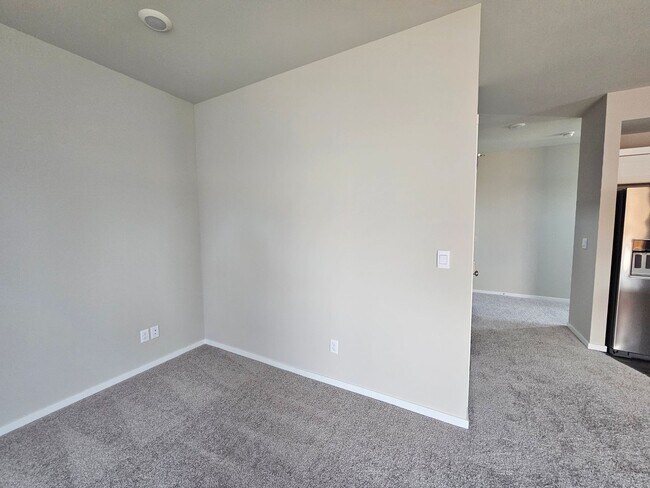 Building Photo - Stunning 4-Bedroom Pet-Friendly Home for L...