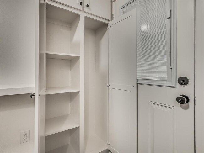 Building Photo - 131 W Acres St