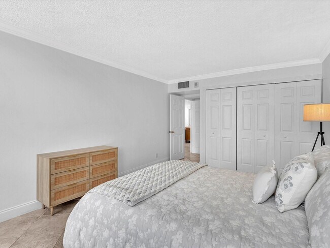 Building Photo - 1150 Hillsboro Mile