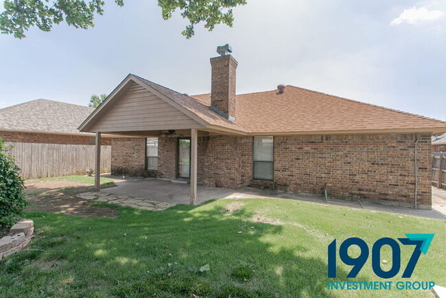 Building Photo - Three-Bedroom Home in Moore Schools
