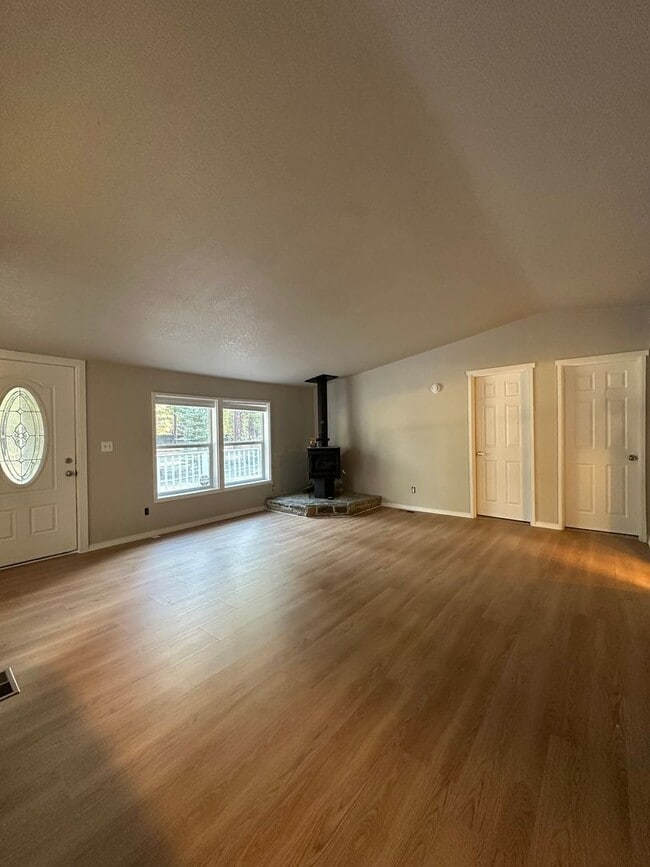 Building Photo - Adorable home in La Pine area, 1.5 acres fully fenced!!