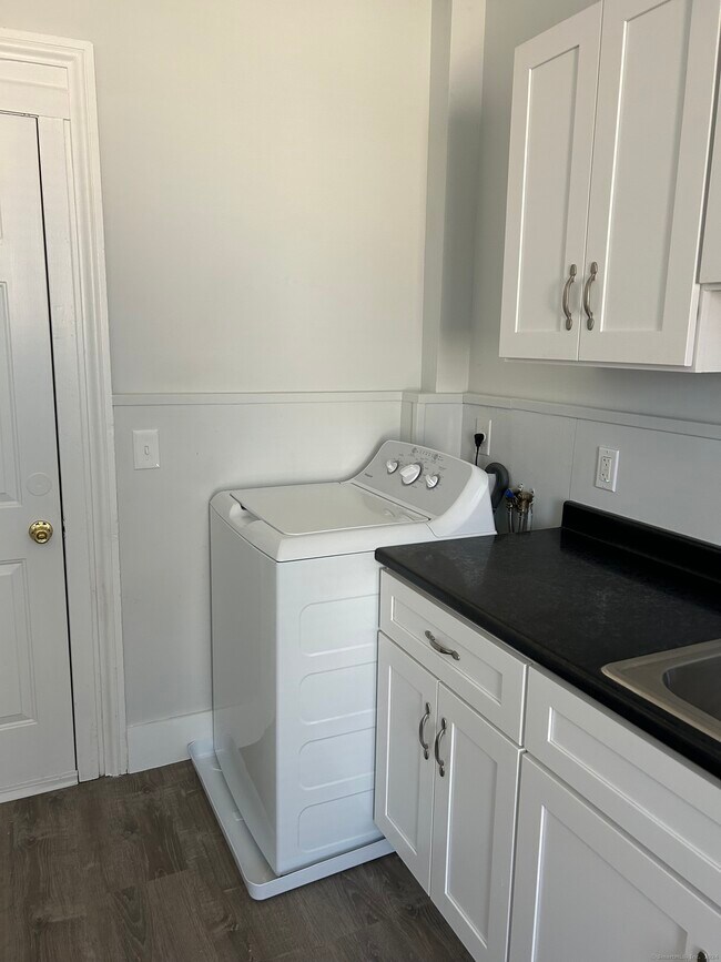 Building Photo - 304 Caroline St