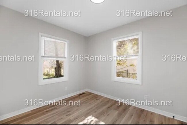 Building Photo - $995 - 2 bed 1 bath - COMING SOON! Single Family Home