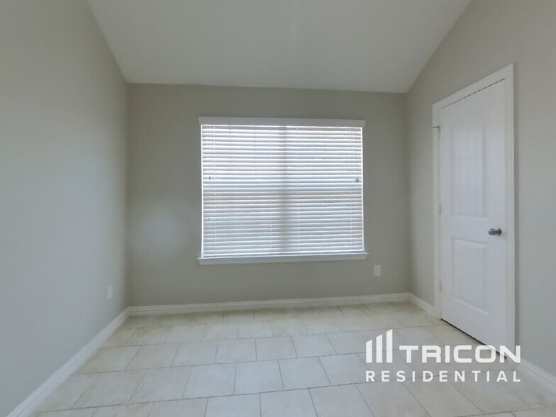 Building Photo - 560 Bromeliad Dr