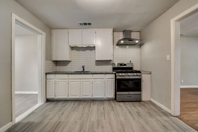 Building Photo - Freshly renovated!!! 3 Bed 1 Bath 1040 sqf...