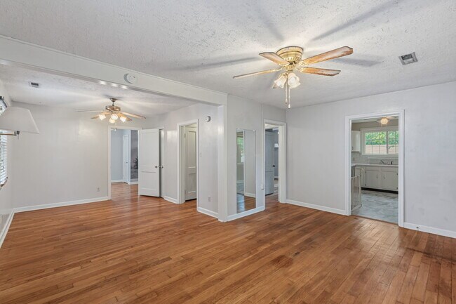 Building Photo - 1315 E Red Bud Rd