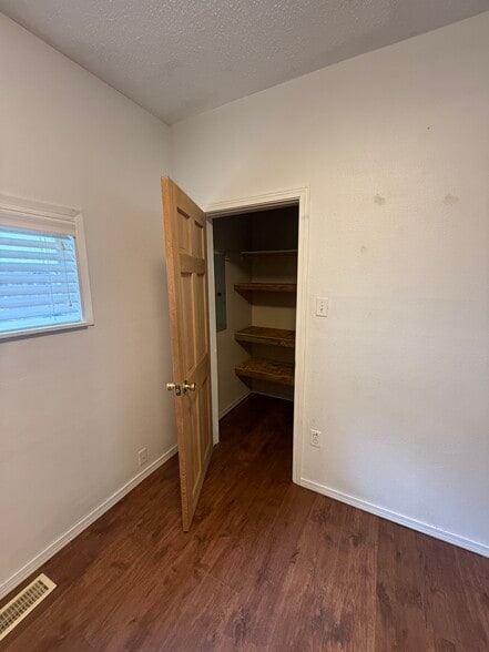 Building Photo - 406 E 43rd St