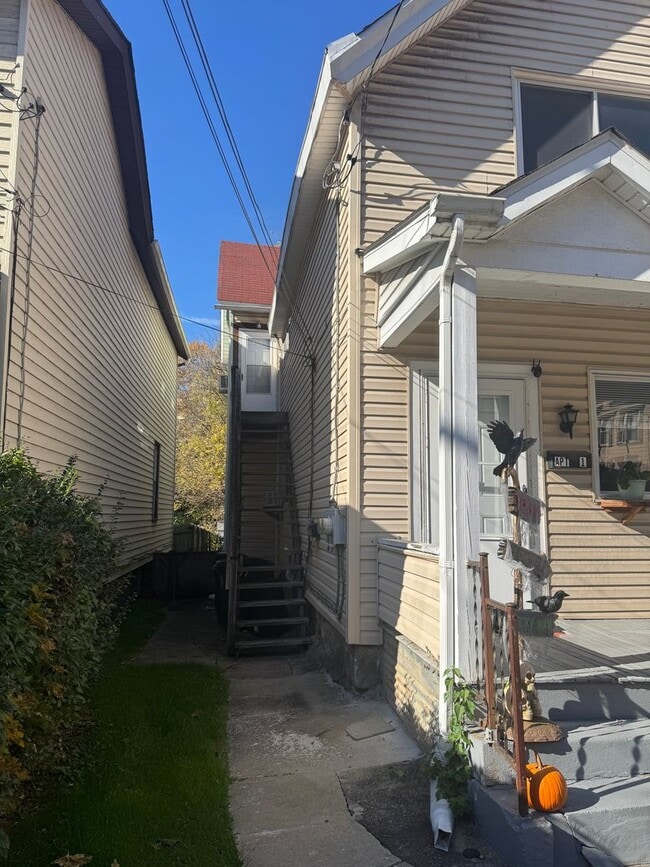 Building Photo - 207 Railroad Ave