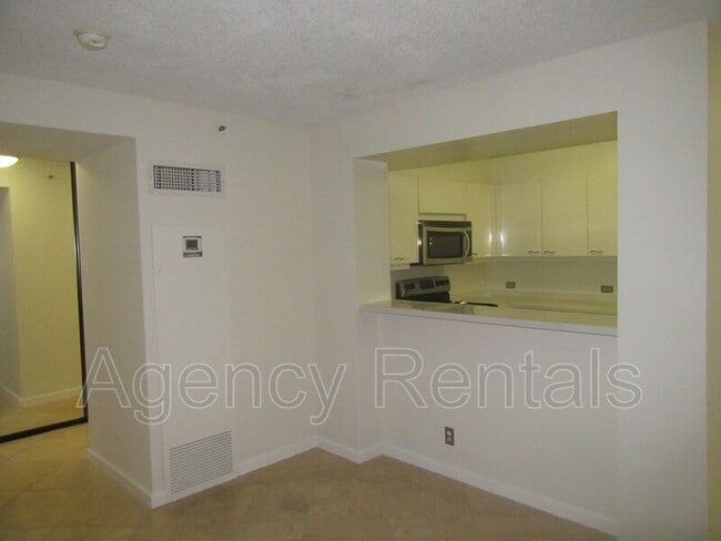 Building Photo - 425 South St