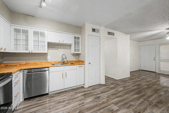 Building Photo - 830 S Dobson Rd