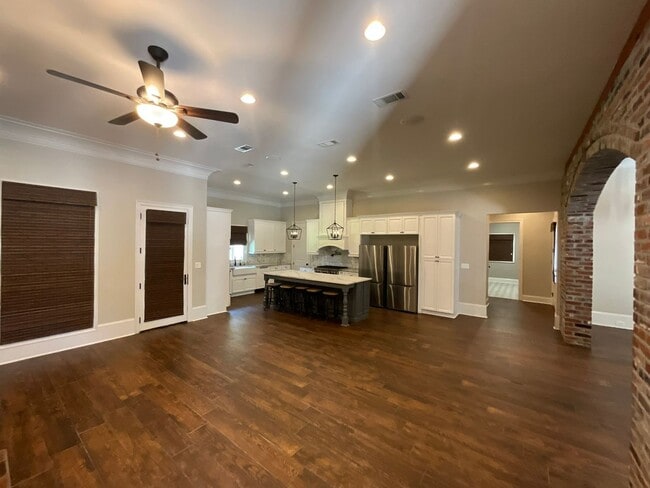 Building Photo - Live in Greystone Golf & Country Club!