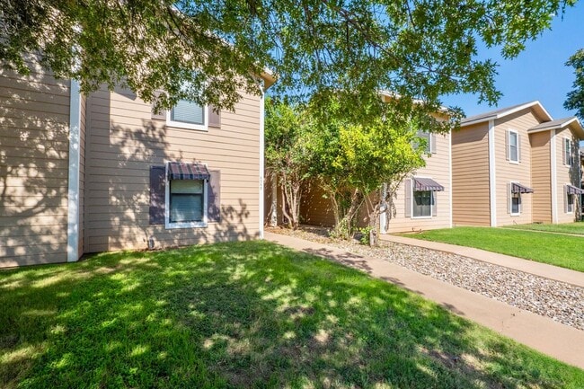 Building Photo - Fully Remodeled Townhome with Loft and Pri...