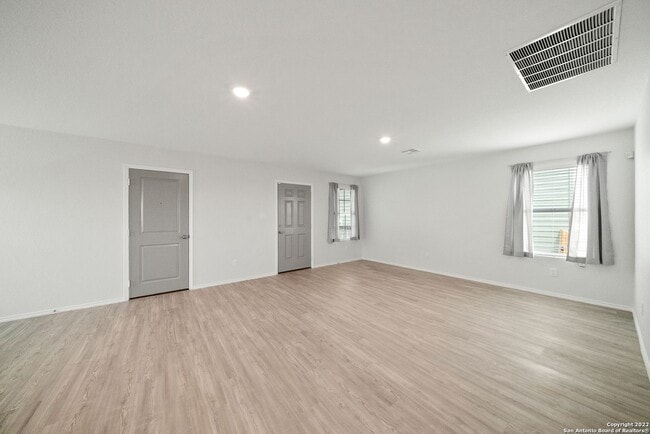 Building Photo - $300 OFF 1ST MONTH RENT IF YOU MOVE IN WIT...