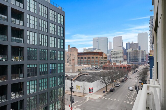 Building Photo - 909 W Washington Blvd