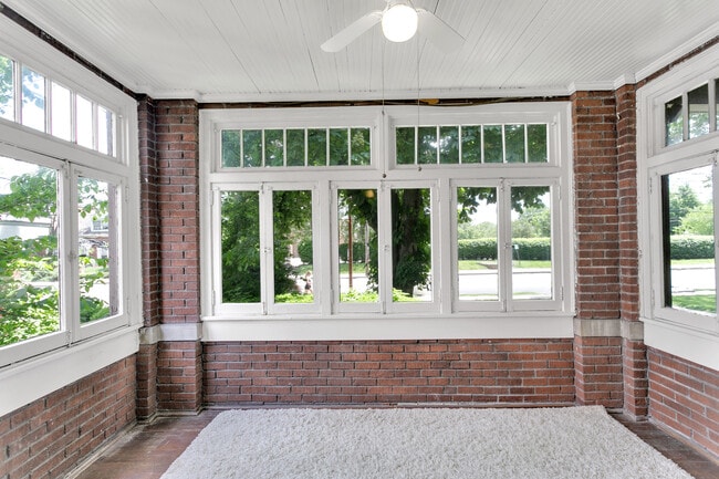 Building Photo - Shady 1454