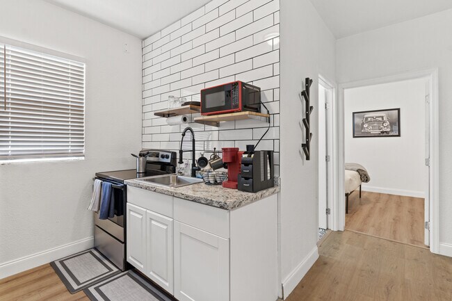 Building Photo - 911 E 23rd Ave