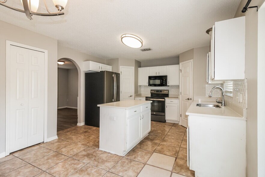 Building Photo - 5342 Woodridge Ln