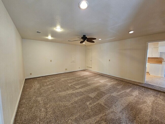 Building Photo - Charming home located in the well-maintain...