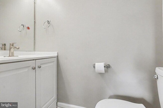 Building Photo - 1713 Chesterfield Square