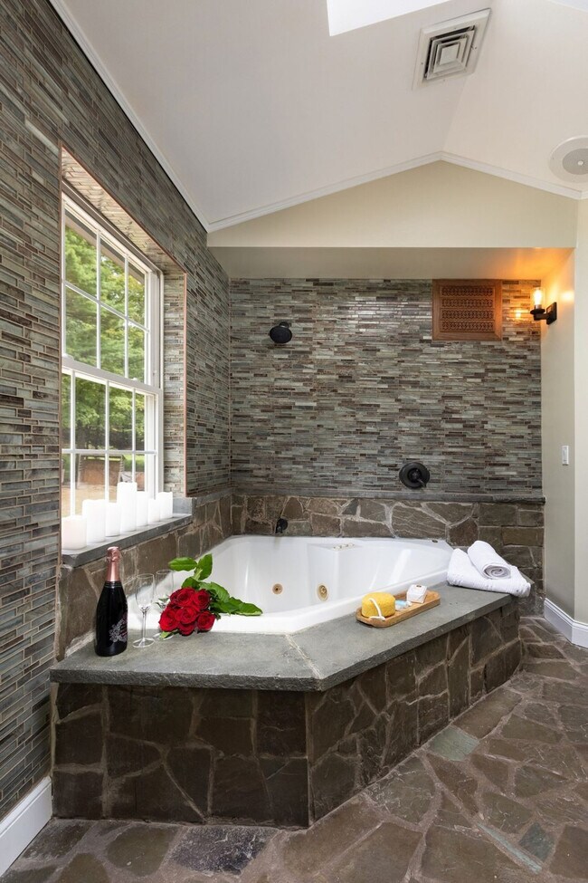 Building Photo - 338 Clove Rd