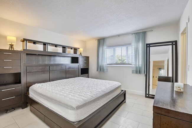 Building Photo - 581 Blue Heron Dr