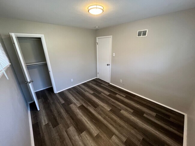 Building Photo - Recently Renovated Three Bedroom Move In R...
