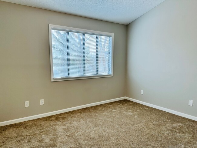 Building Photo - Two Bedroom Townhome located on Golf Course