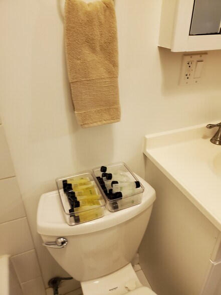 Bathroom - 3034 N Drake Ave