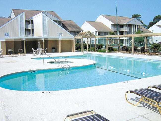 Building Photo - Winter rental! Recently renovated condo in quiet community with pools! Available from NOW through...