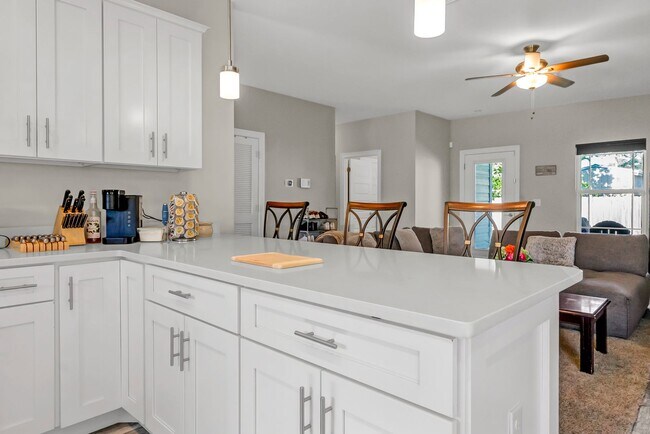 Building Photo - Solar Panel Home in East Navarre!