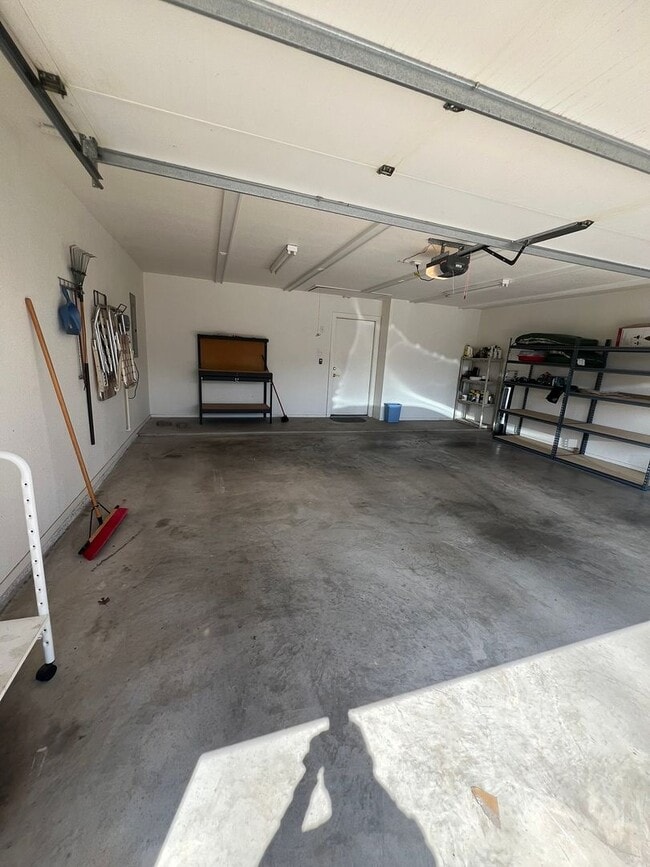 Building Photo - FULLY FURNISHED MID TERM LEASE