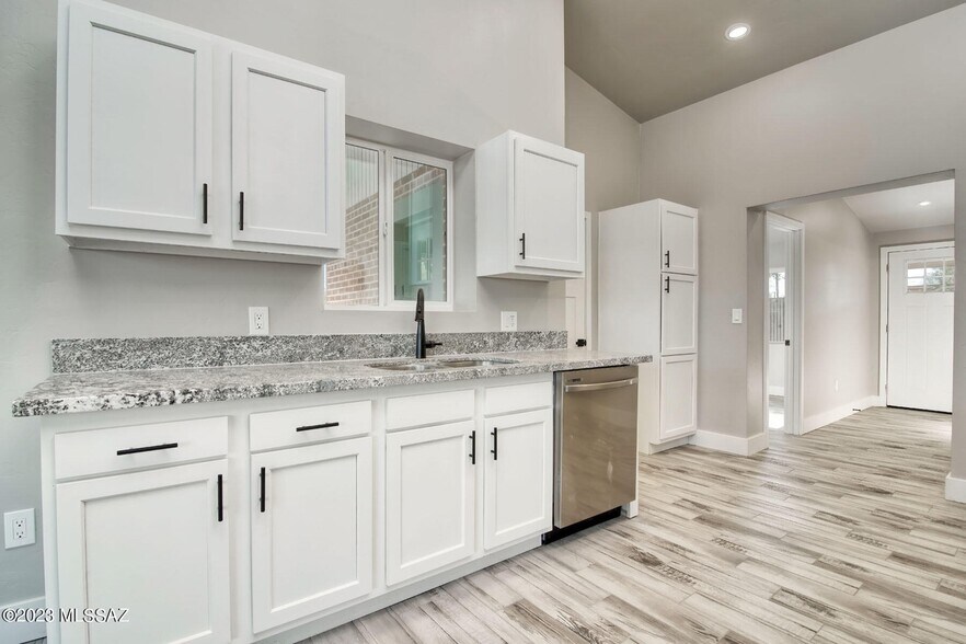 Building Photo - 892 E Glenn St