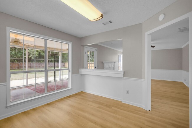 Building Photo - Stunning 4-bed Home in Hinesville With Two...