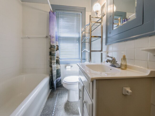Building Photo - Welcome to this beautiful 2 bedroom, 2 bat...