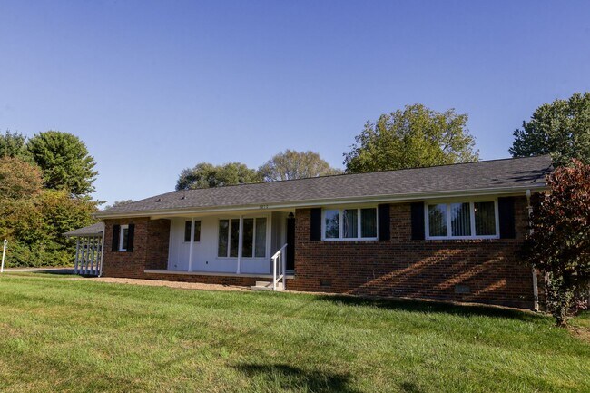 Building Photo - Newly renovated 3 bed and 1.5 bath house in Jonesborough