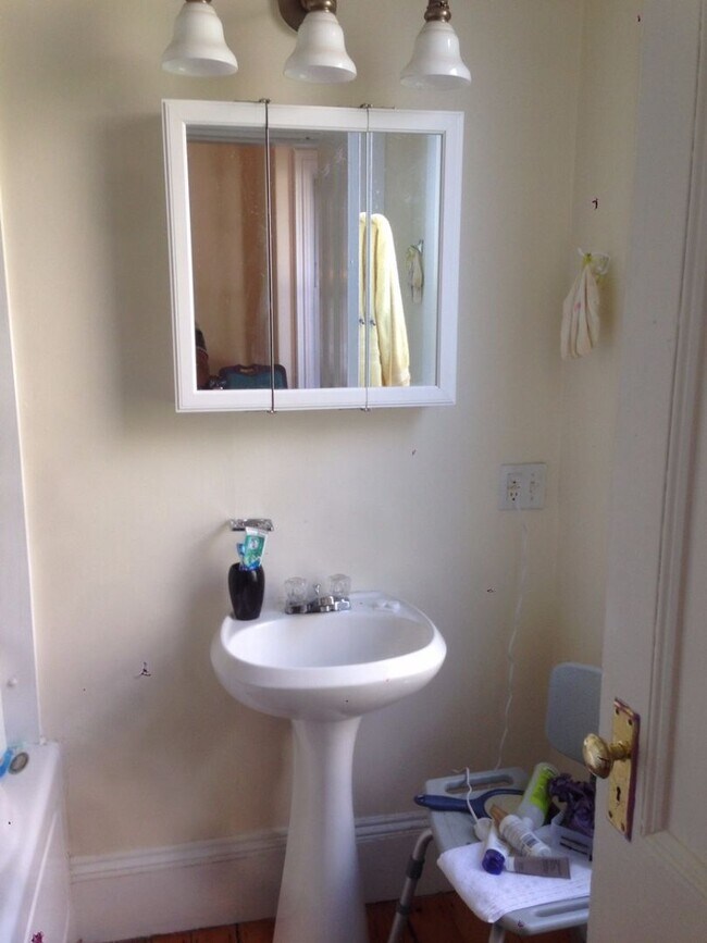 Building Photo - HOLY SMOKES!!  8 BED/3.5 BATH TOWNHOUSE IN ALLSTON