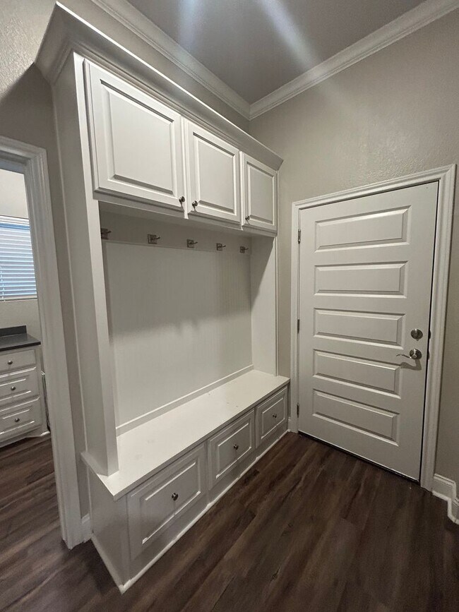 Building Photo - Beautiful Midway ISD Home