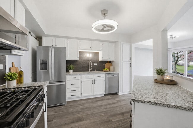 Building Photo - 1941 Quaker Hollow Ln