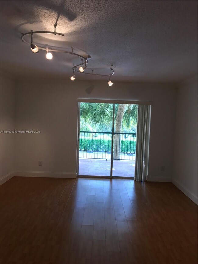 Building Photo - 733 Riverside Dr