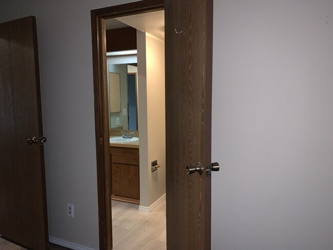 Building Photo - Beautiful 3Bd/1.5 Ba Federal Way Home.