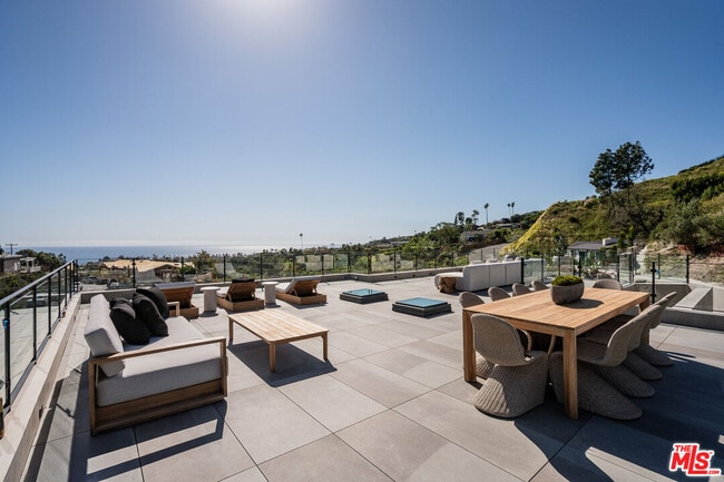 Building Photo - 1205 Las Lomas Pl